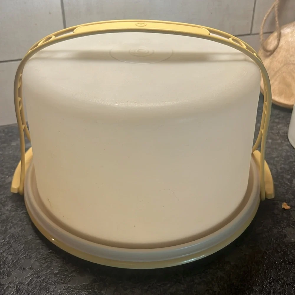 Vintage Tupperware layer cake carrier/server w/handle In near perfect co…